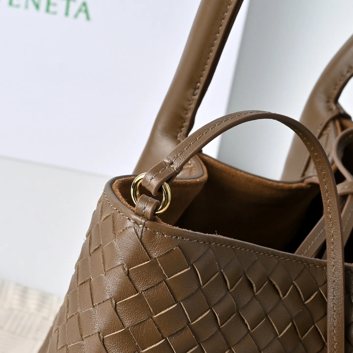 Batch 1860 Bv 2025 early spring series Pinacoteca medium tote handbag. The front is made of classic Intreccia woven cow leather. It is low-key and luxurious. The flip side is made of warm suede. It instantly switches to a lazy and casual style. It has a large interior capacity. It is no pressure to carry a computer for commuting. It is also thoughtfully matched with a small detachable bag. It is full of security. The woven texture is so delicate that you can't put it down. The highlight is that it is super versatile. Come and get your new bag😝 Model: 4371 Size: 34*20*14cm